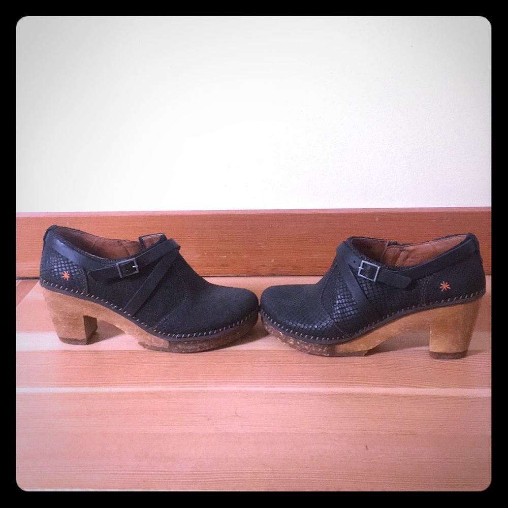 Art Black clogs - Sundance Catelogue